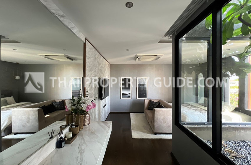 House with Private Pool in Srinakarin 